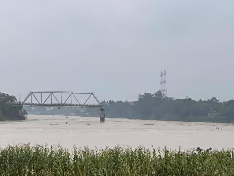 Công an phong tỏa cầu Phong Châu, đang cứu nạn khẩn cấp người và phương tiện rơi xuống sông- Ảnh 1.