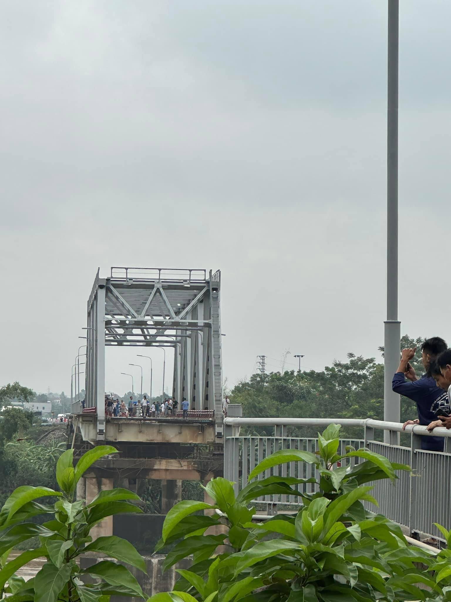 Hiện trường kinh hoàng vụ sập cầu Phong Châu, Phú Thọ- Ảnh 3. Hiện trường kinh hoàng vụ sập cầu Phong Châu, Phú Thọ- Ảnh 3.