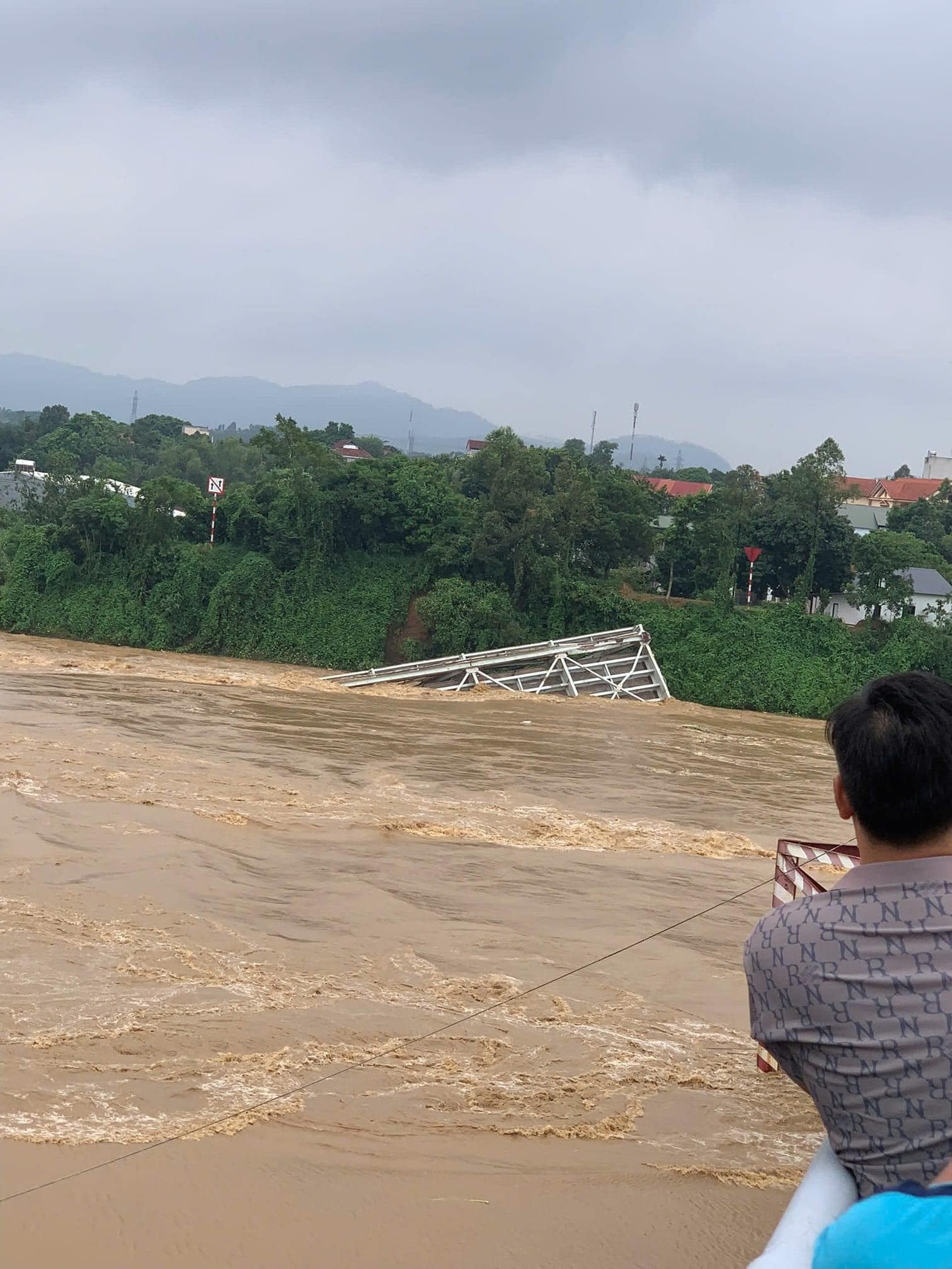 Hiện trường kinh hoàng vụ sập cầu Phong Châu, Phú Thọ- Ảnh 4. Hiện trường kinh hoàng vụ sập cầu Phong Châu, Phú Thọ- Ảnh 4.