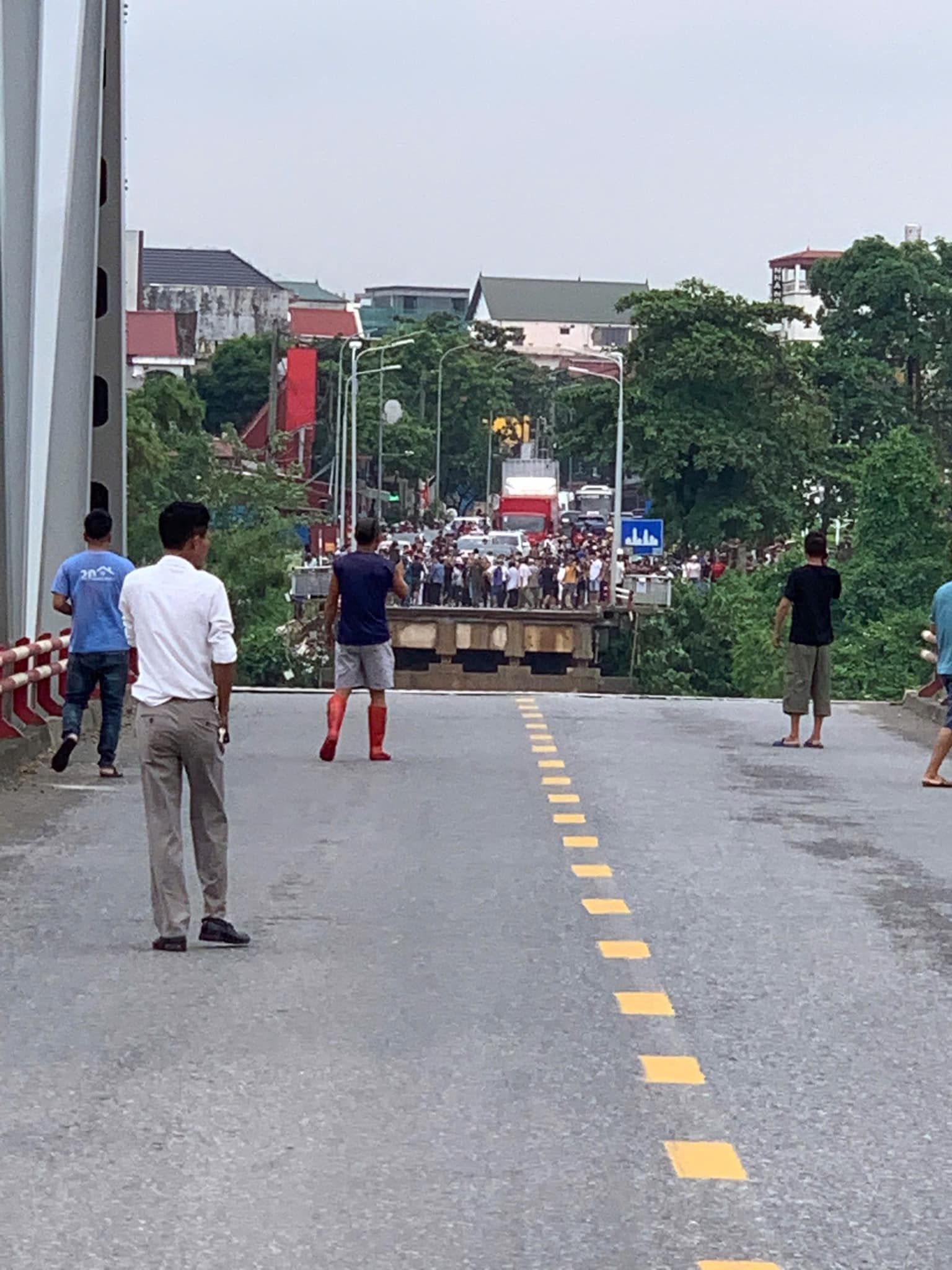 Hiện trường kinh hoàng vụ sập cầu Phong Châu, Phú Thọ- Ảnh 7. Hiện trường kinh hoàng vụ sập cầu Phong Châu, Phú Thọ- Ảnh 7.