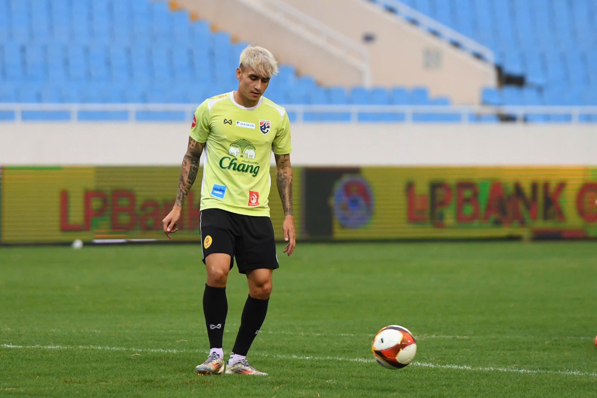 Sân Mỹ Đình tan hoang do bão, cây nằm la liệt dù chỉ còn một ngày nữa đội tuyển Việt Nam đấu Thái Lan- Ảnh 9.