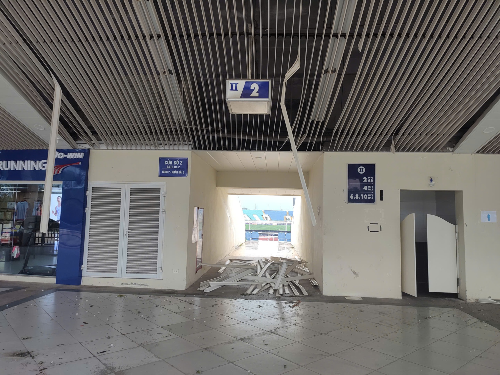 Sân Mỹ Đình tan hoang do bão, cây nằm la liệt dù chỉ còn một ngày nữa đội tuyển Việt Nam đấu Thái Lan- Ảnh 4.