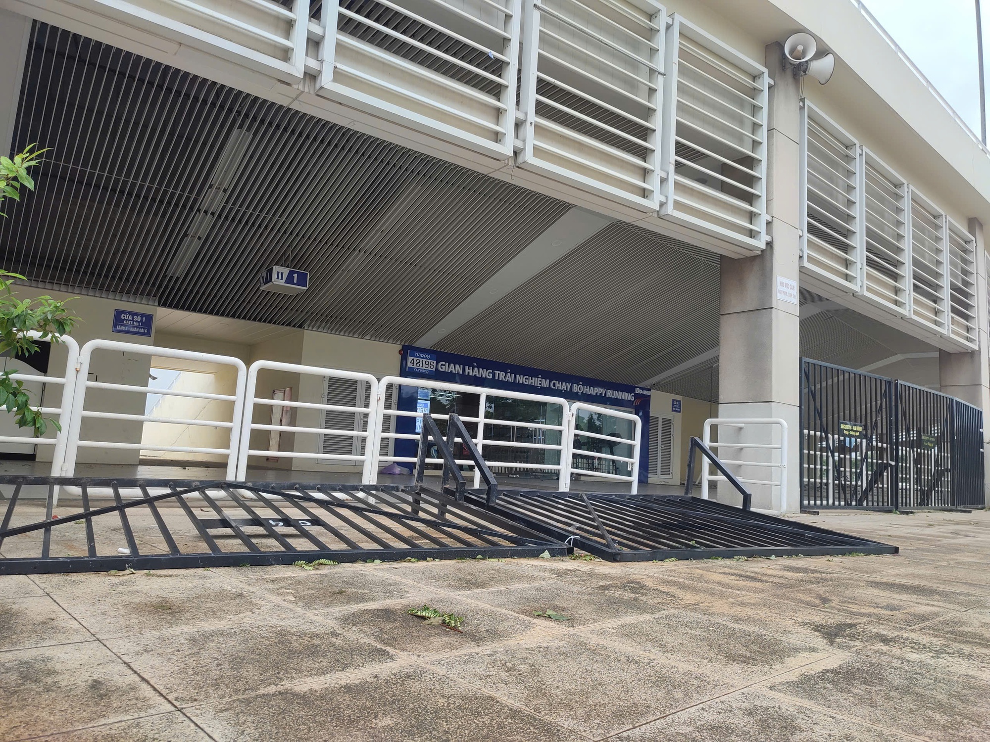 Sân Mỹ Đình tan hoang do bão, cây nằm la liệt dù chỉ còn một ngày nữa đội tuyển Việt Nam đấu Thái Lan- Ảnh 5.