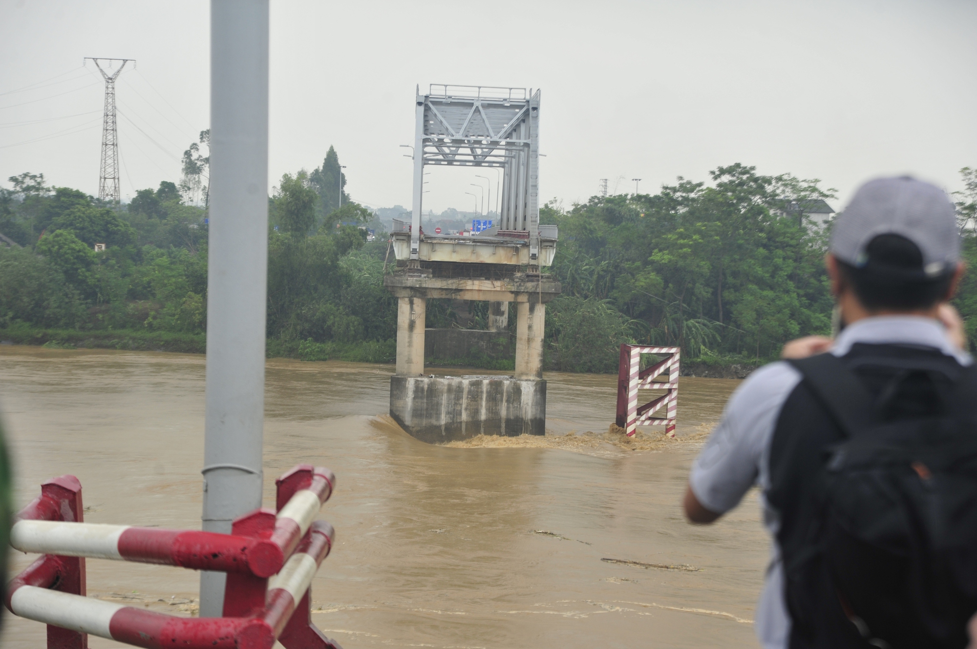 Từ mố cầu nhìn sang Từ mố cầu nhìn sang