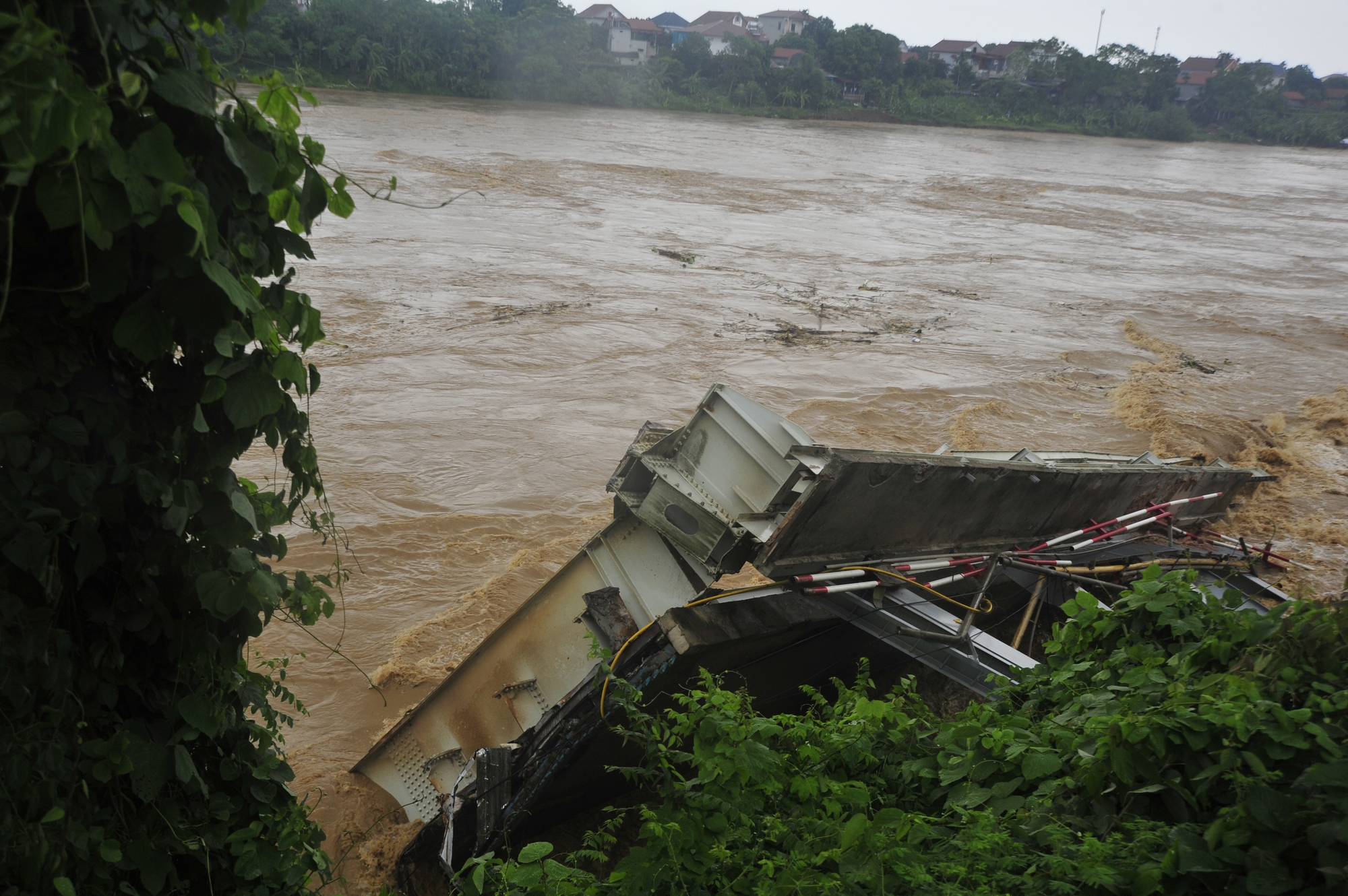 Một phần cầu bị sập khi xuống dưới bị nước cuốn trôi khoảng 50m Một phần cầu bị sập khi xuống dưới bị nước cuốn trôi khoảng 50m