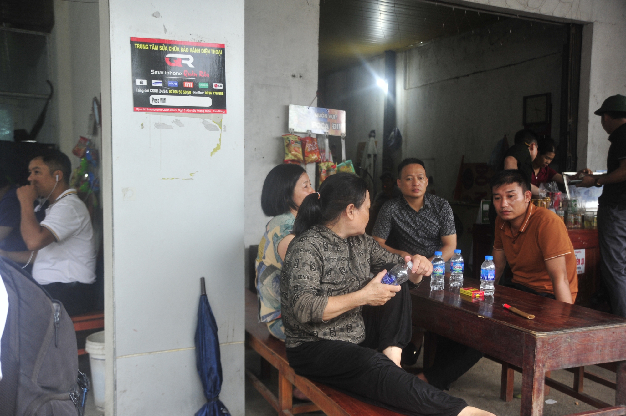 Người thân của tài xế xe tải đang chờ tin tốt lành Người thân của tài xế xe tải đang chờ tin tốt lành