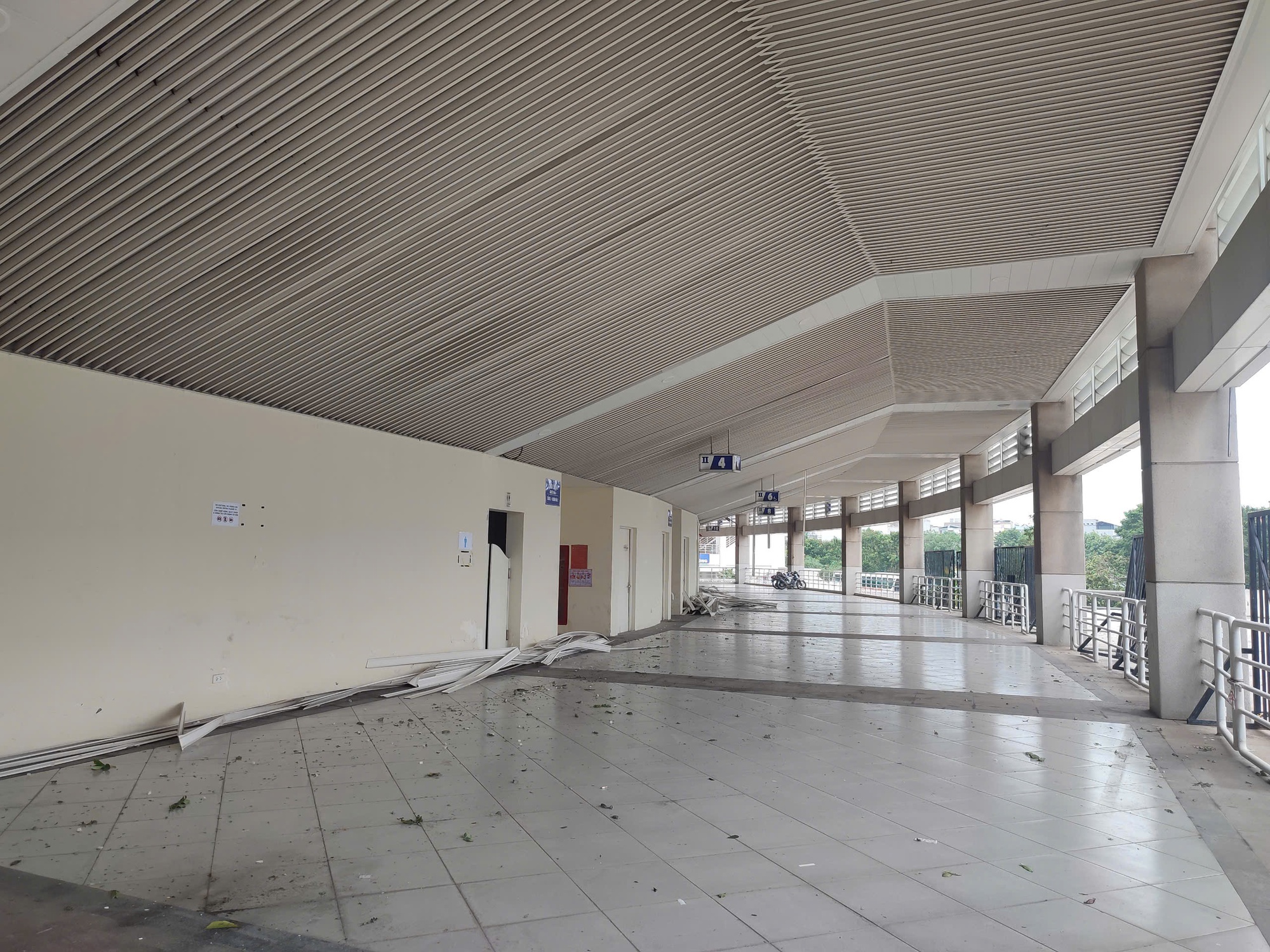 Sân Mỹ Đình tan hoang do bão, cây nằm la liệt dù chỉ còn một ngày nữa đội tuyển Việt Nam đấu Thái Lan- Ảnh 3.