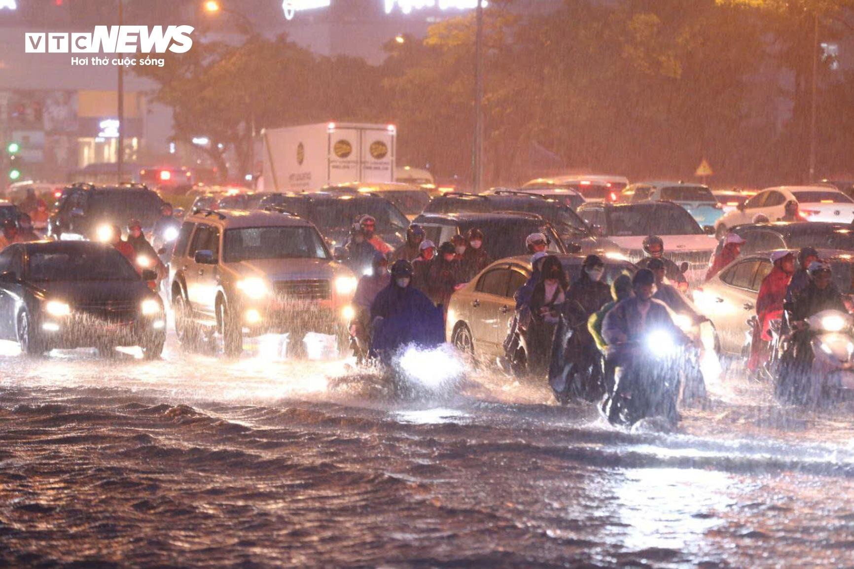 Mưa lớn giờ tan tầm, dân Hà Nội bì bõm tắc lội nước, tắc đường vài km- Ảnh 7.