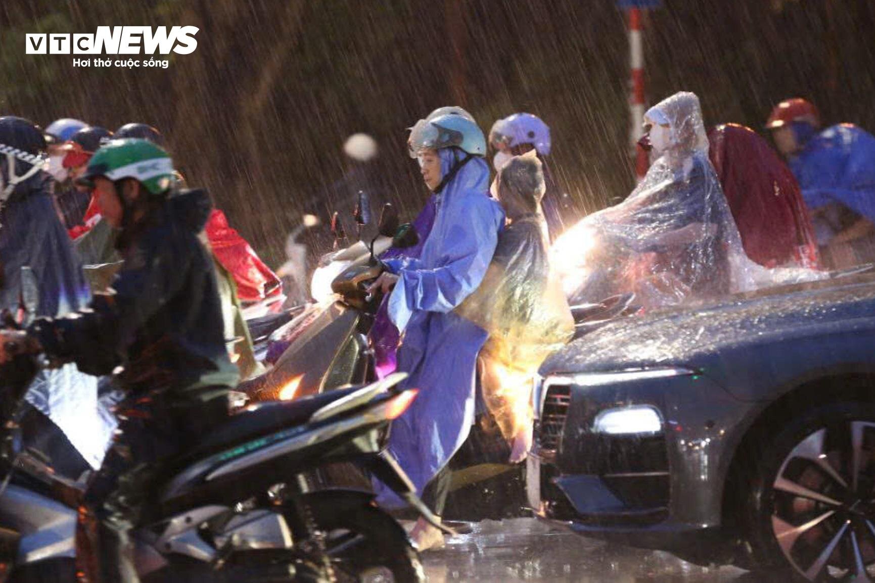 Mưa lớn giờ tan tầm, dân Hà Nội bì bõm tắc lội nước, tắc đường vài km- Ảnh 12.