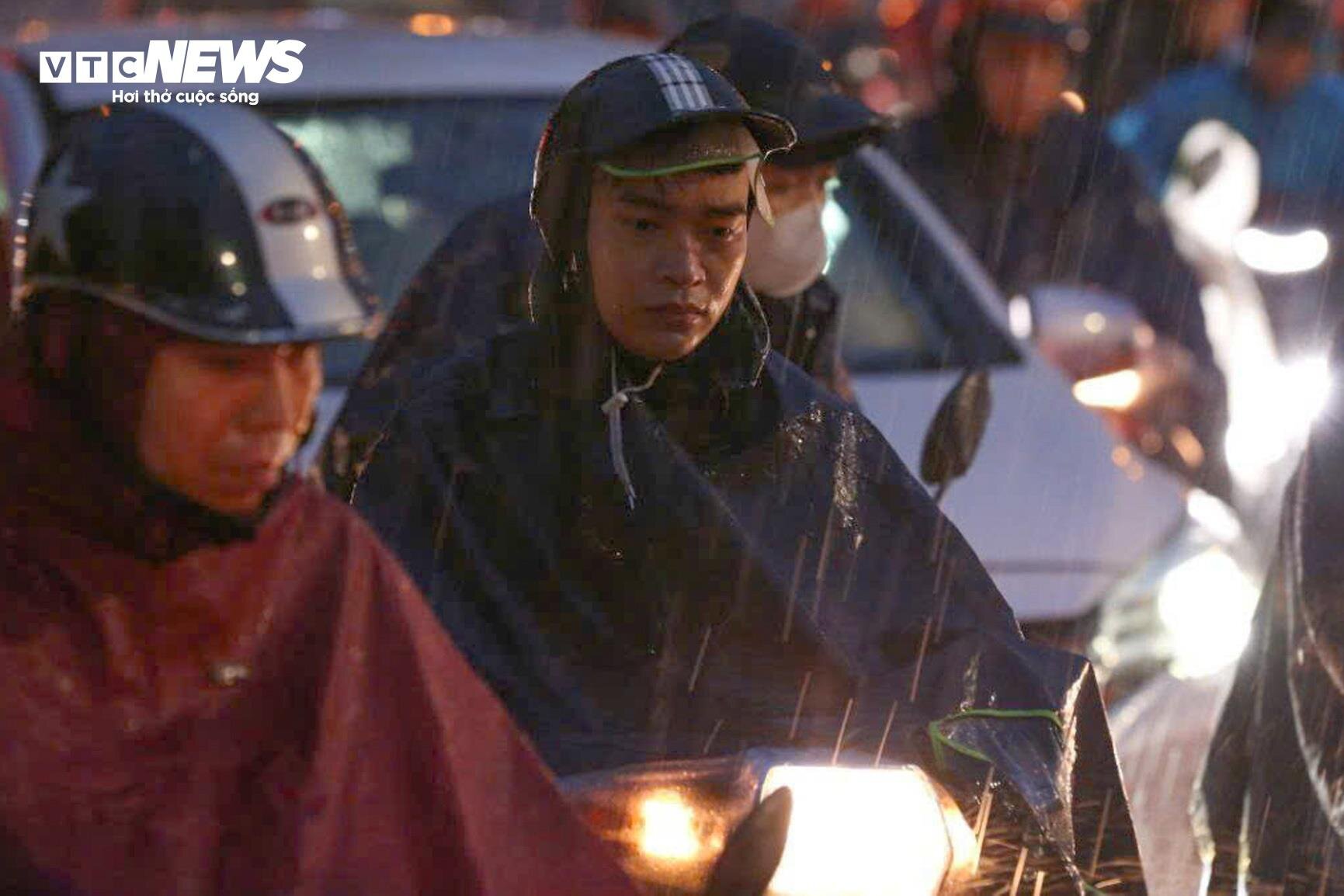 Mưa lớn giờ tan tầm, dân Hà Nội bì bõm tắc lội nước, tắc đường vài km- Ảnh 10.