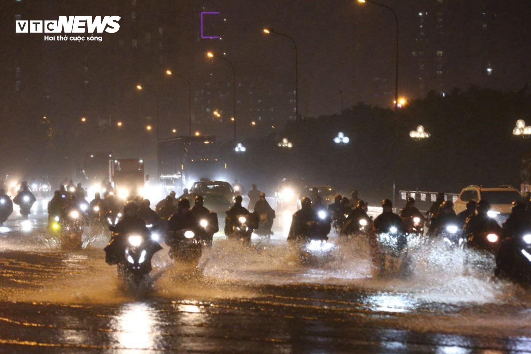 Mưa lớn giờ tan tầm, dân Hà Nội bì bõm tắc lội nước, tắc đường vài km- Ảnh 13.