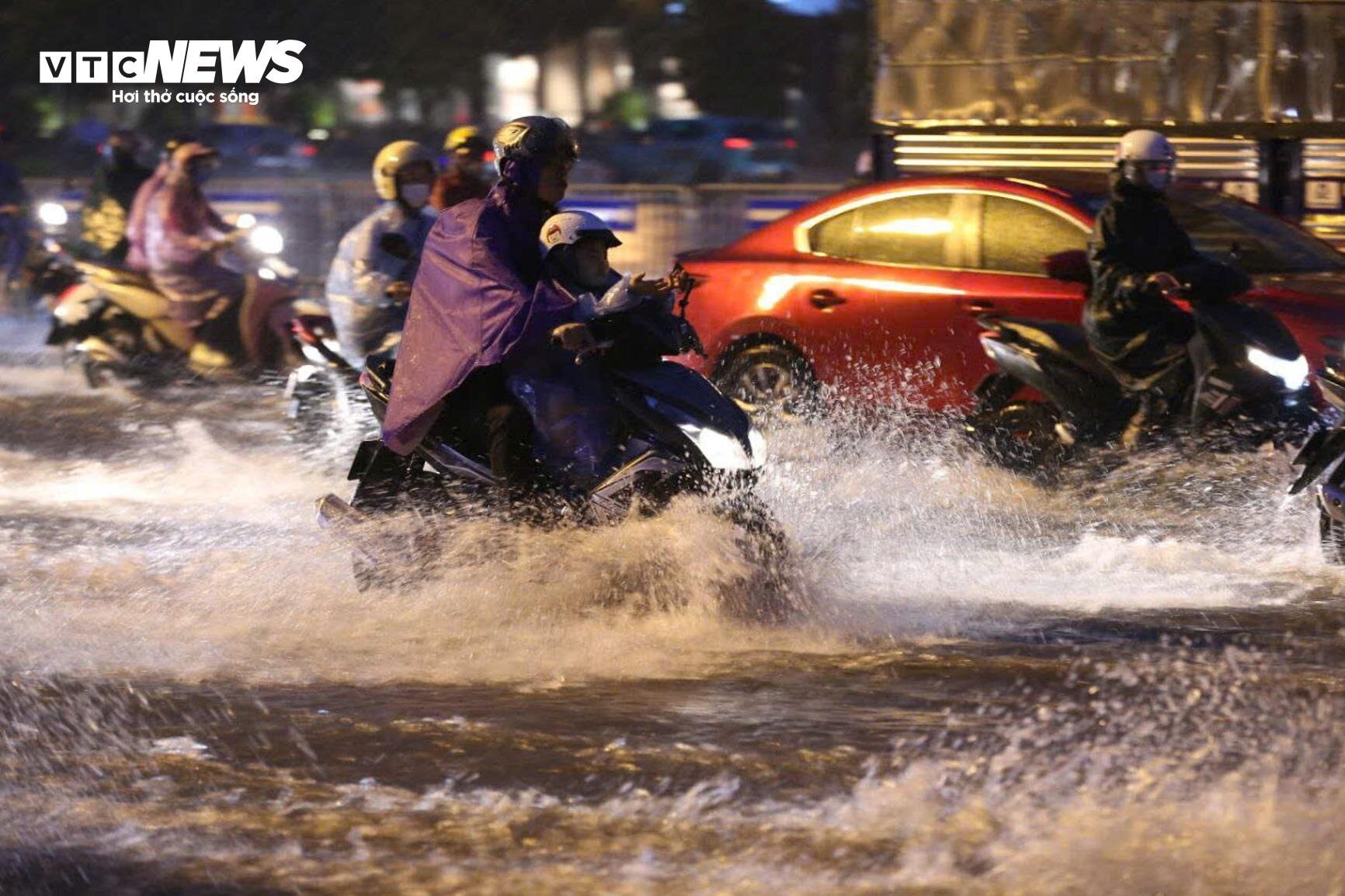 Mưa lớn giờ tan tầm, dân Hà Nội bì bõm tắc lội nước, tắc đường vài km- Ảnh 9.
