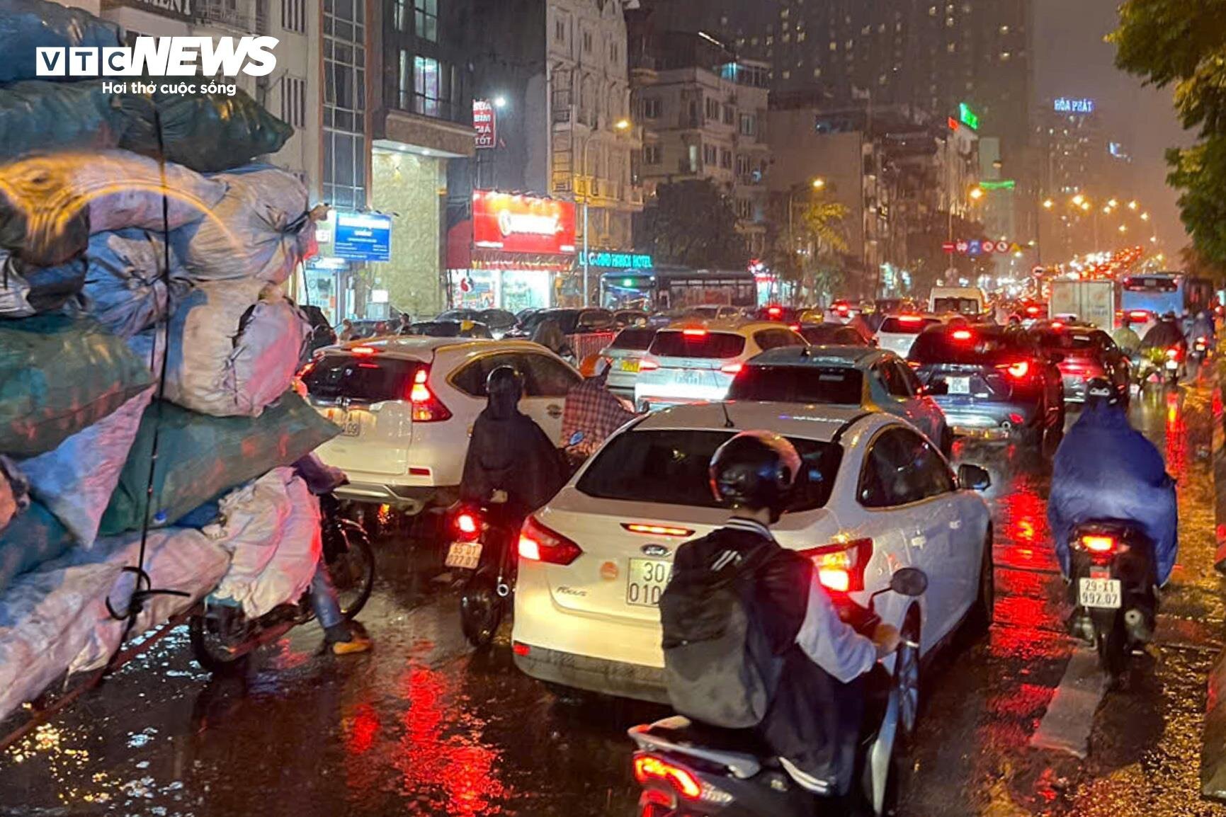 Mưa lớn giờ tan tầm, dân Hà Nội bì bõm tắc lội nước, tắc đường vài km- Ảnh 6.