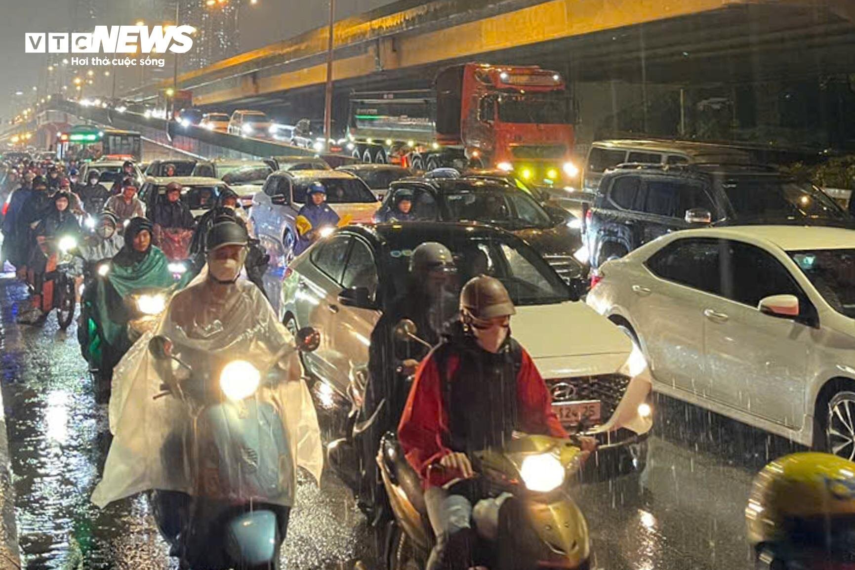 Mưa lớn giờ tan tầm, dân Hà Nội bì bõm tắc lội nước, tắc đường vài km- Ảnh 4.