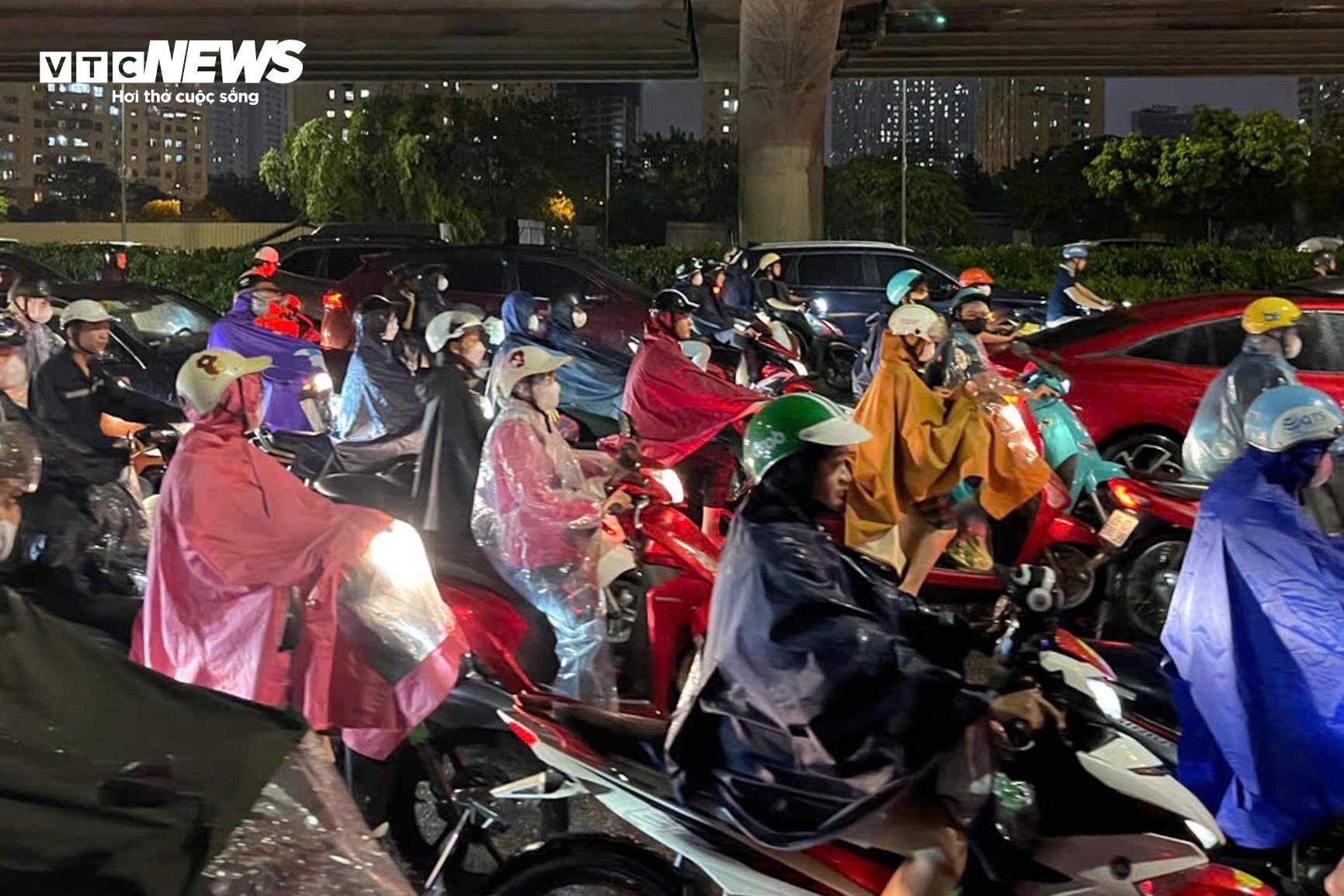 Mưa lớn giờ tan tầm, dân Hà Nội bì bõm tắc lội nước, tắc đường vài km- Ảnh 5.