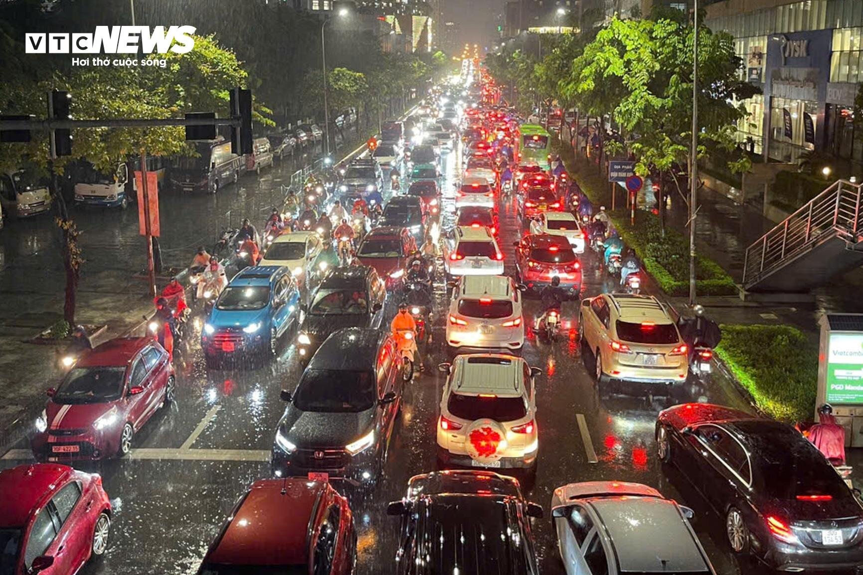 Mưa lớn giờ tan tầm, dân Hà Nội bì bõm tắc lội nước, tắc đường vài km- Ảnh 1.