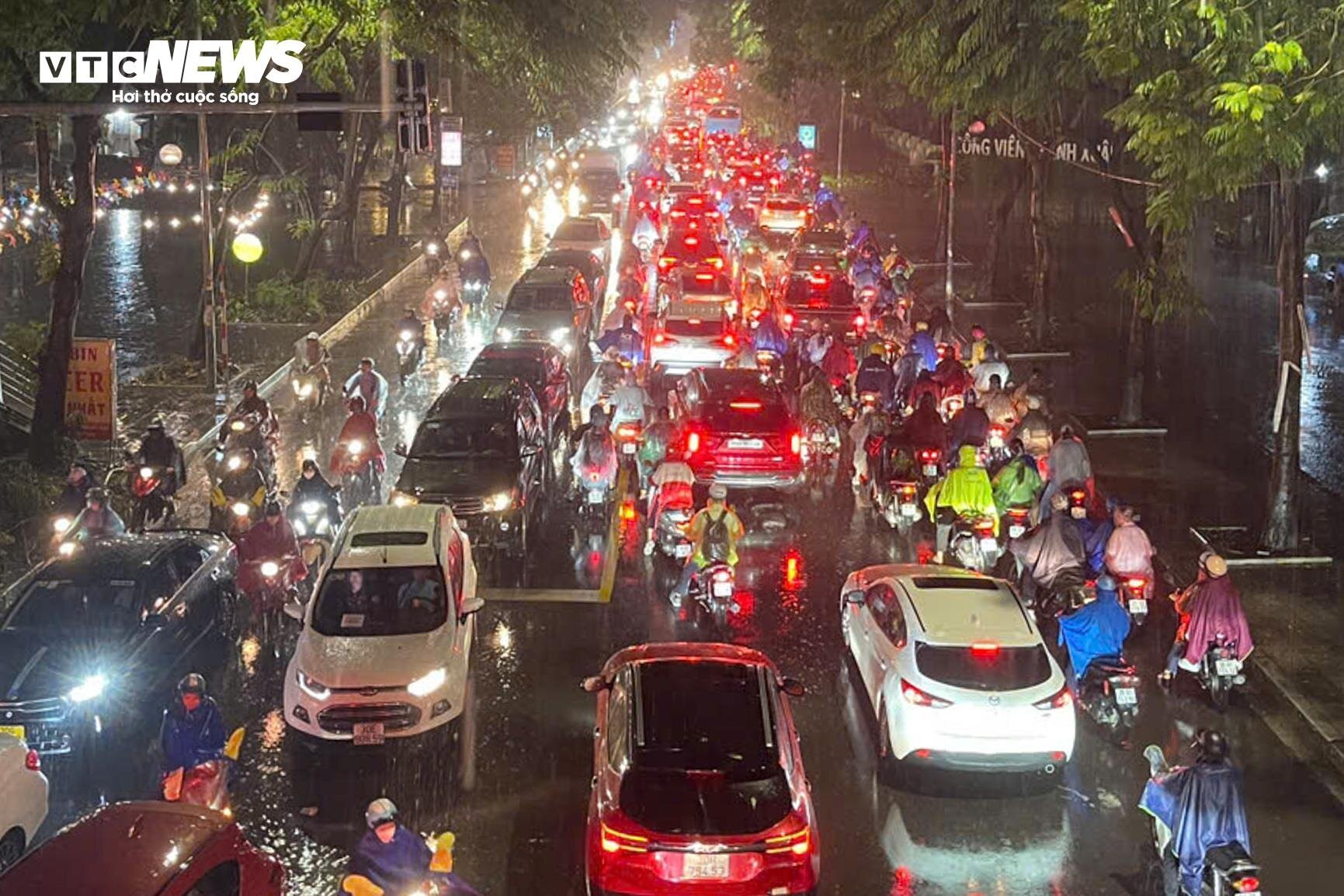 Mưa lớn giờ tan tầm, dân Hà Nội bì bõm tắc lội nước, tắc đường vài km- Ảnh 2.
