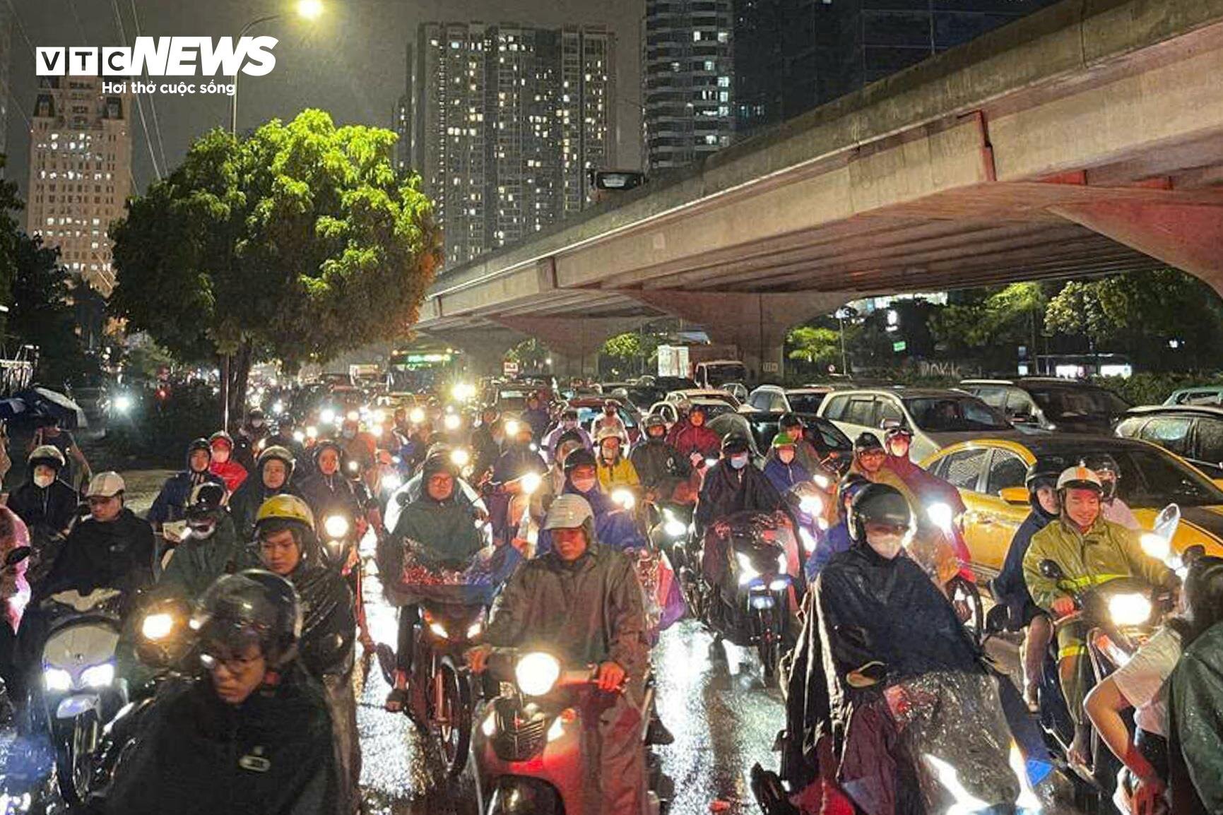 Mưa lớn giờ tan tầm, dân Hà Nội bì bõm tắc lội nước, tắc đường vài km- Ảnh 3.