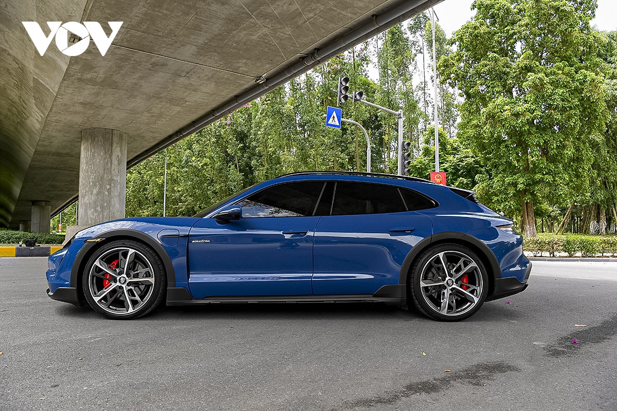 Ảnh chi tiết xe thuần điện Porsche Taycan Cross Turismo trên đường phố Việt Nam- Ảnh 2.