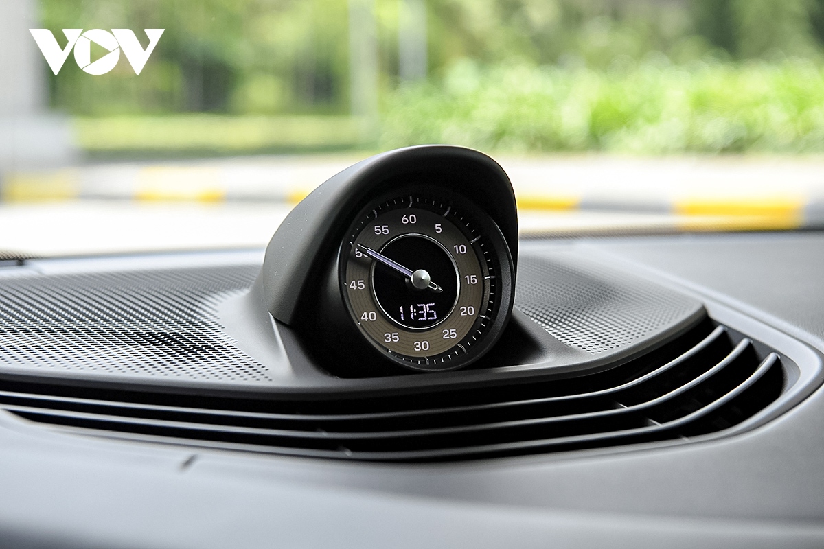 Ảnh chi tiết xe thuần điện Porsche Taycan Cross Turismo trên đường phố Việt Nam- Ảnh 13.