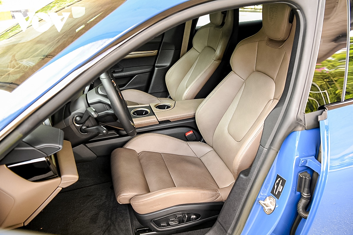 Ảnh chi tiết xe thuần điện Porsche Taycan Cross Turismo trên đường phố Việt Nam- Ảnh 14.