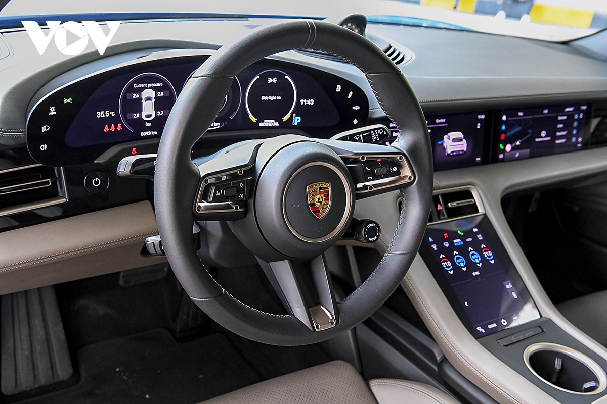 Ảnh chi tiết xe thuần điện Porsche Taycan Cross Turismo trên đường phố Việt Nam- Ảnh 12.