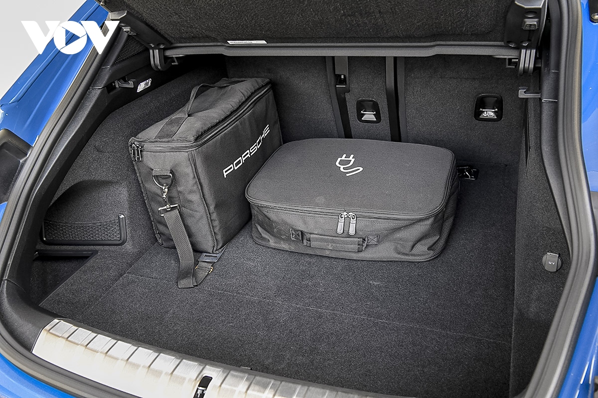 Ảnh chi tiết xe thuần điện Porsche Taycan Cross Turismo trên đường phố Việt Nam- Ảnh 9.