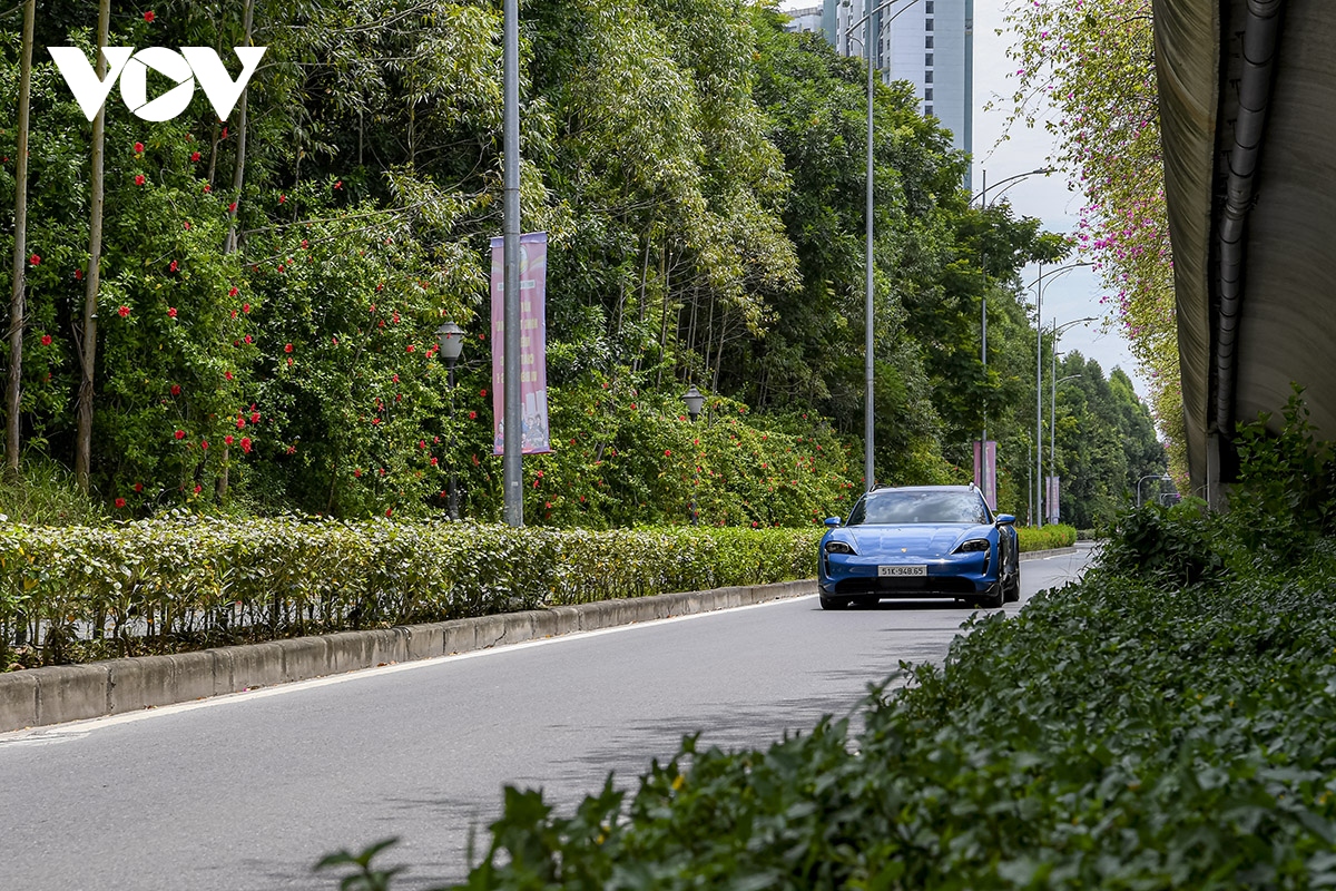 Ảnh chi tiết xe thuần điện Porsche Taycan Cross Turismo trên đường phố Việt Nam- Ảnh 3.