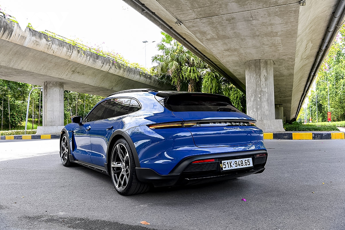 Ảnh chi tiết xe thuần điện Porsche Taycan Cross Turismo trên đường phố Việt Nam- Ảnh 5.