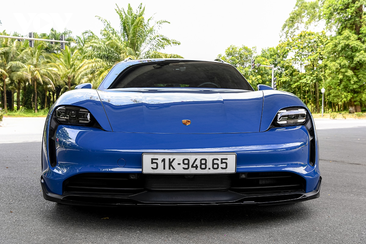 Ảnh chi tiết xe thuần điện Porsche Taycan Cross Turismo trên đường phố Việt Nam- Ảnh 1.