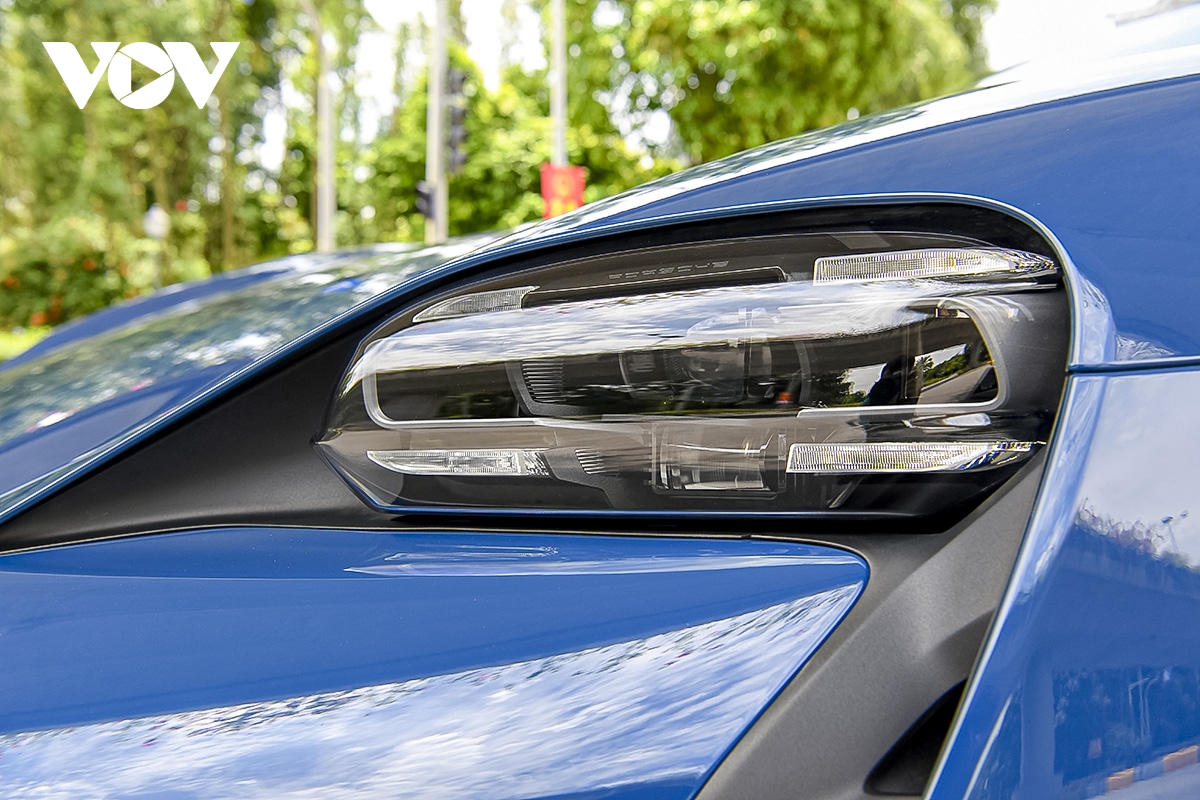 Ảnh chi tiết xe thuần điện Porsche Taycan Cross Turismo trên đường phố Việt Nam- Ảnh 6.