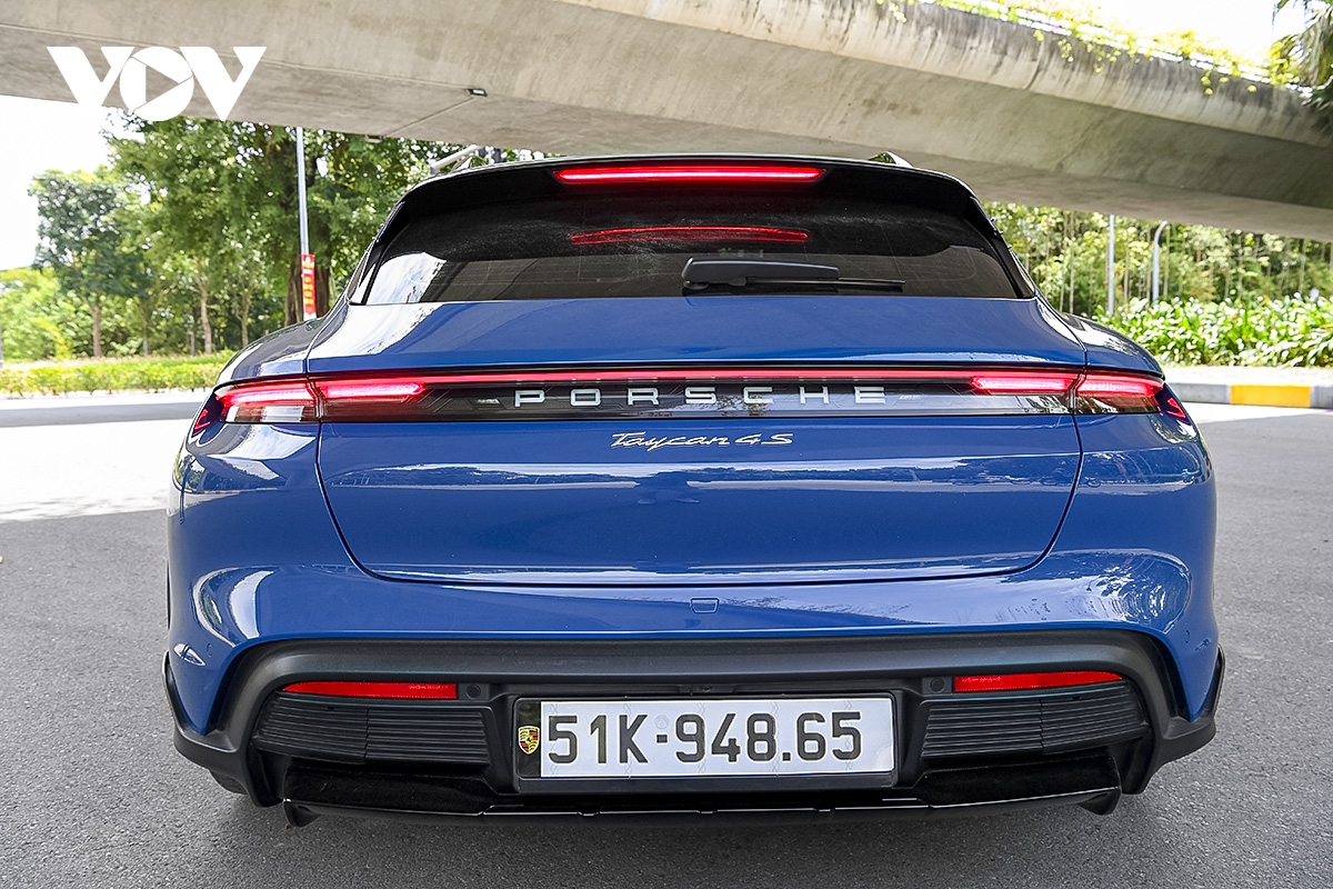 Ảnh chi tiết xe thuần điện Porsche Taycan Cross Turismo trên đường phố Việt Nam- Ảnh 8.