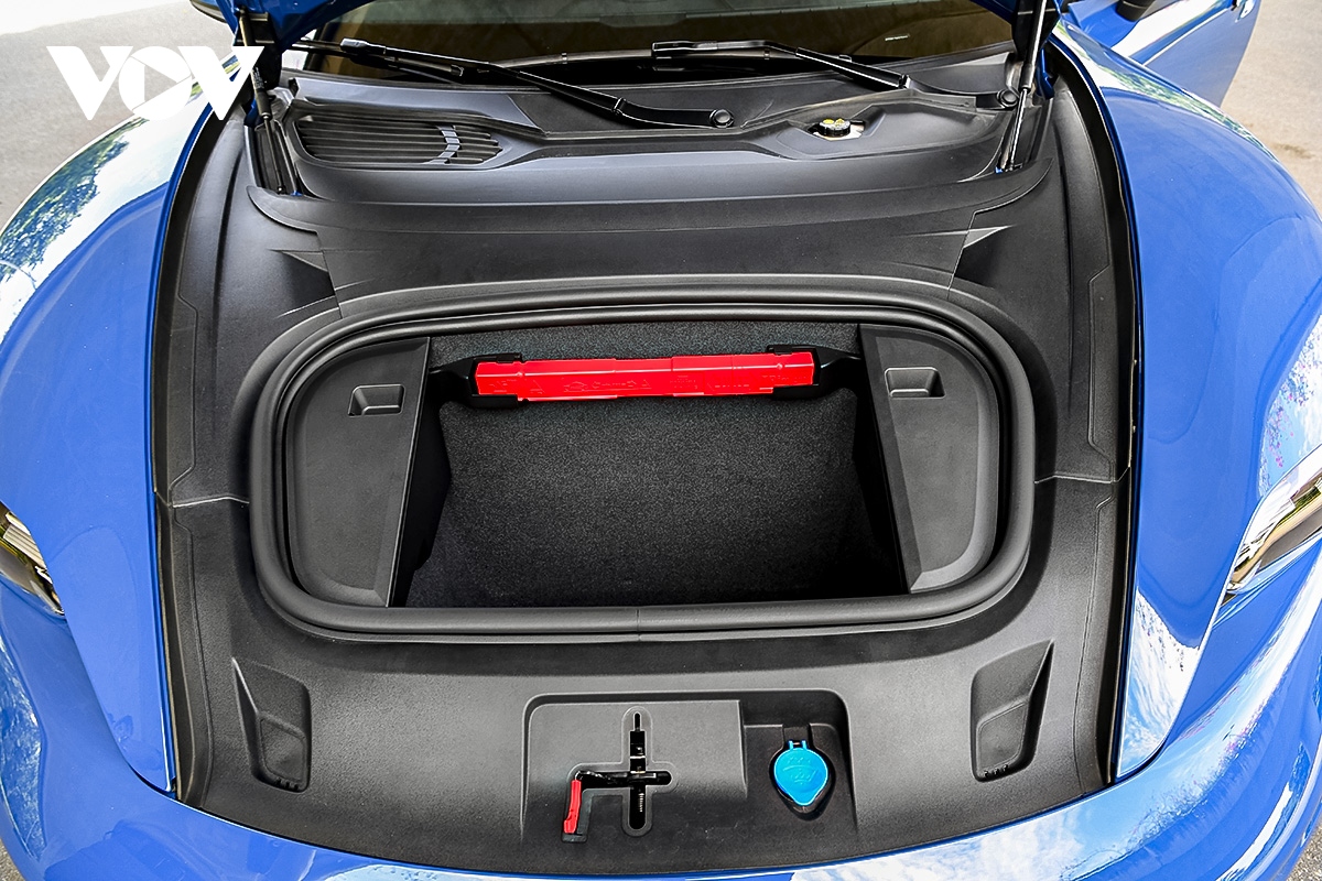 Ảnh chi tiết xe thuần điện Porsche Taycan Cross Turismo trên đường phố Việt Nam- Ảnh 15.