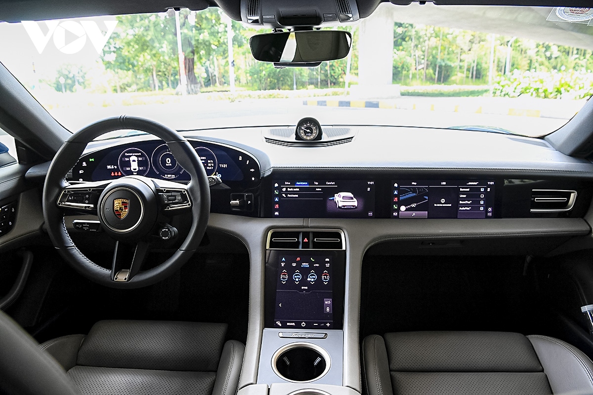 Ảnh chi tiết xe thuần điện Porsche Taycan Cross Turismo trên đường phố Việt Nam- Ảnh 10.