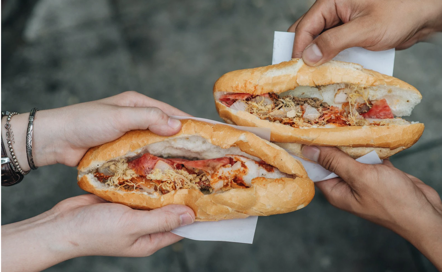Hàng bánh mì "rẻ nhất" phố cổ Hà Nội phải treo biển "không phận sự miễn vào" sau khi bị bão tàn phá- Ảnh 2. Hàng bánh mì "rẻ nhất" phố cổ Hà Nội phải treo biển "không phận sự miễn vào" sau khi bị bão tàn phá- Ảnh 2.