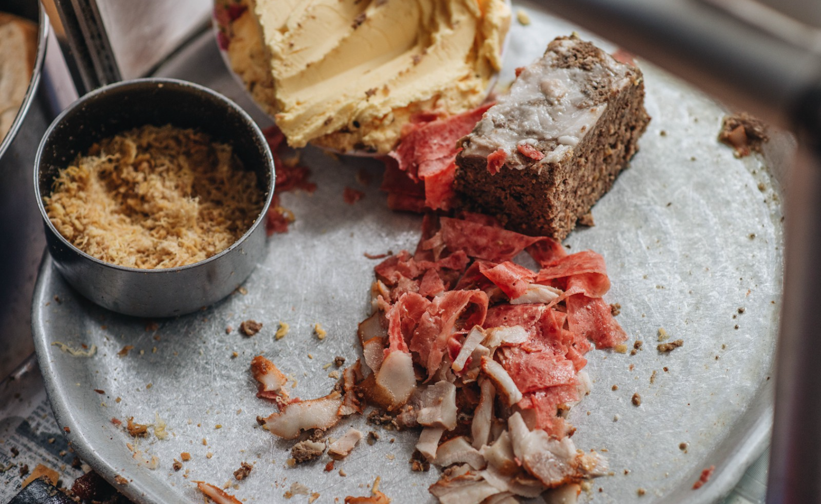 Hàng bánh mì "rẻ nhất" phố cổ Hà Nội phải treo biển "không phận sự miễn vào" sau khi bị bão tàn phá- Ảnh 3. Hàng bánh mì "rẻ nhất" phố cổ Hà Nội phải treo biển "không phận sự miễn vào" sau khi bị bão tàn phá- Ảnh 3.