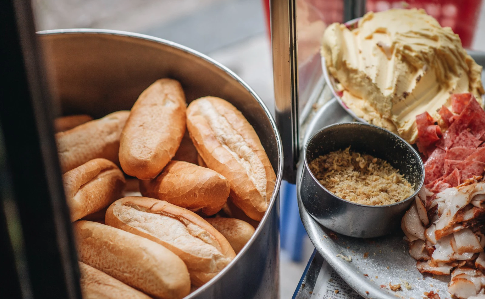 Hàng bánh mì "rẻ nhất" phố cổ Hà Nội phải treo biển "không phận sự miễn vào" sau khi bị bão tàn phá- Ảnh 4. Hàng bánh mì "rẻ nhất" phố cổ Hà Nội phải treo biển "không phận sự miễn vào" sau khi bị bão tàn phá- Ảnh 4.