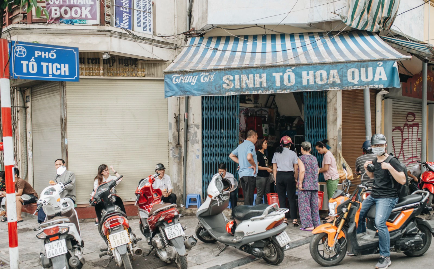 Hàng bánh mì "rẻ nhất" phố cổ Hà Nội phải treo biển "không phận sự miễn vào" sau khi bị bão tàn phá- Ảnh 6.