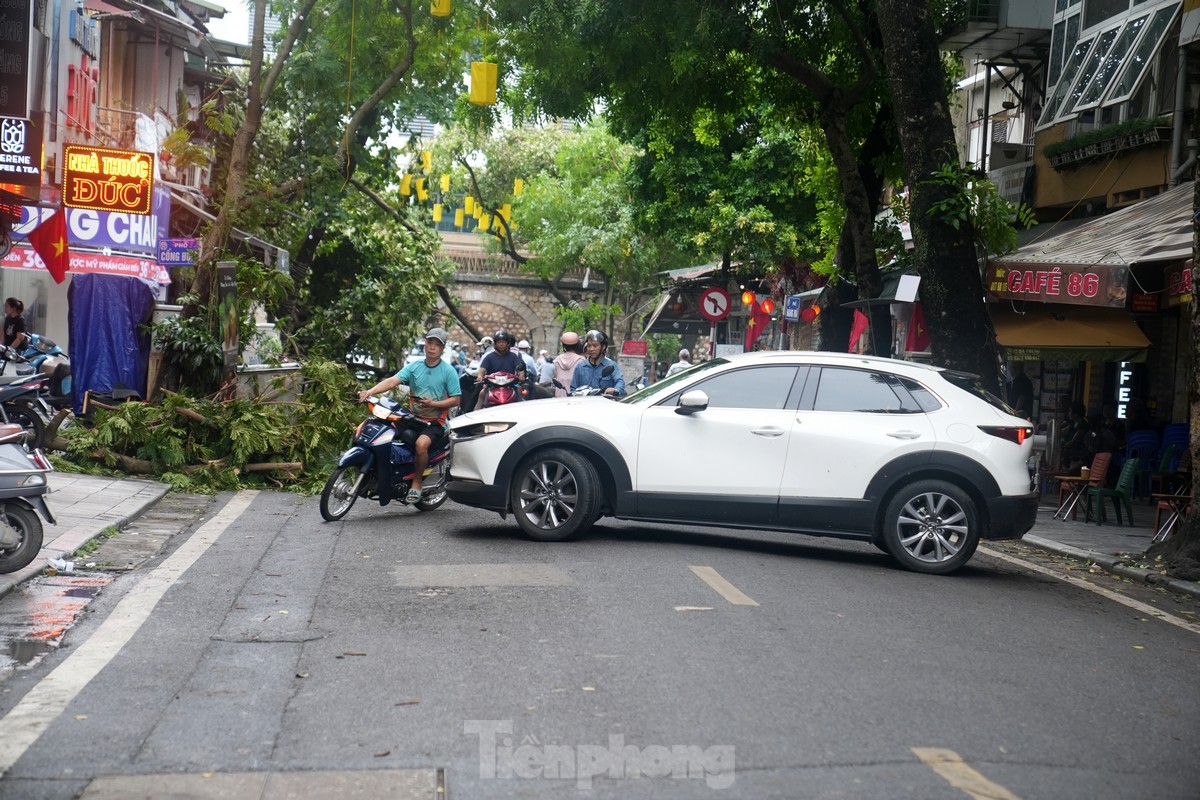 Đường phố Hà Nội vẫn ngổn ngang cây đổ, người dân chật vật tìm đường tới công sở- Ảnh 17.