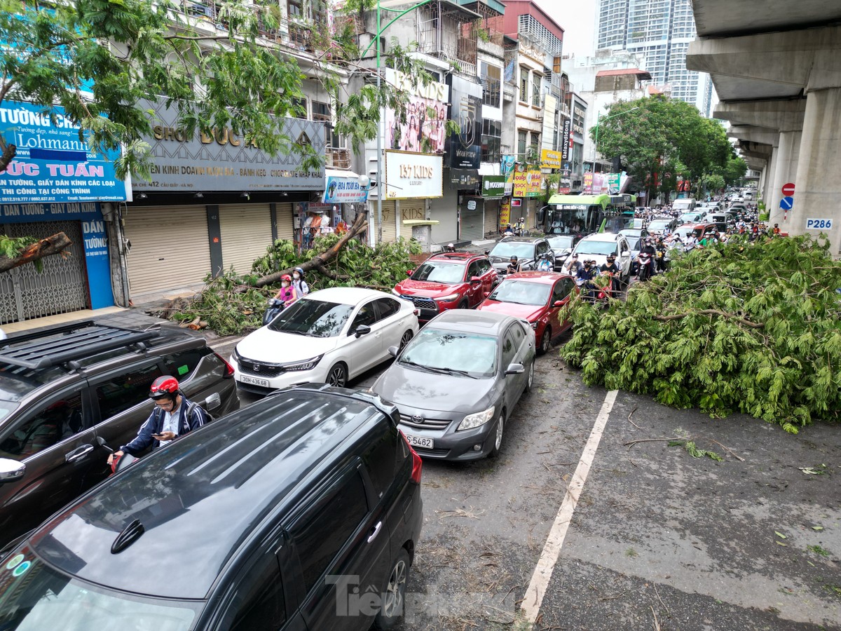 Đường phố Hà Nội vẫn ngổn ngang cây đổ, người dân 'vượt ải' ùn tắc đến công sở- Ảnh 7.