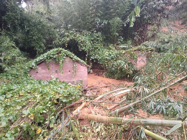 Lại sạt lở vùi lấp 4 ngôi nhà ở Lào Cai, 7 người tử vong- Ảnh 1.