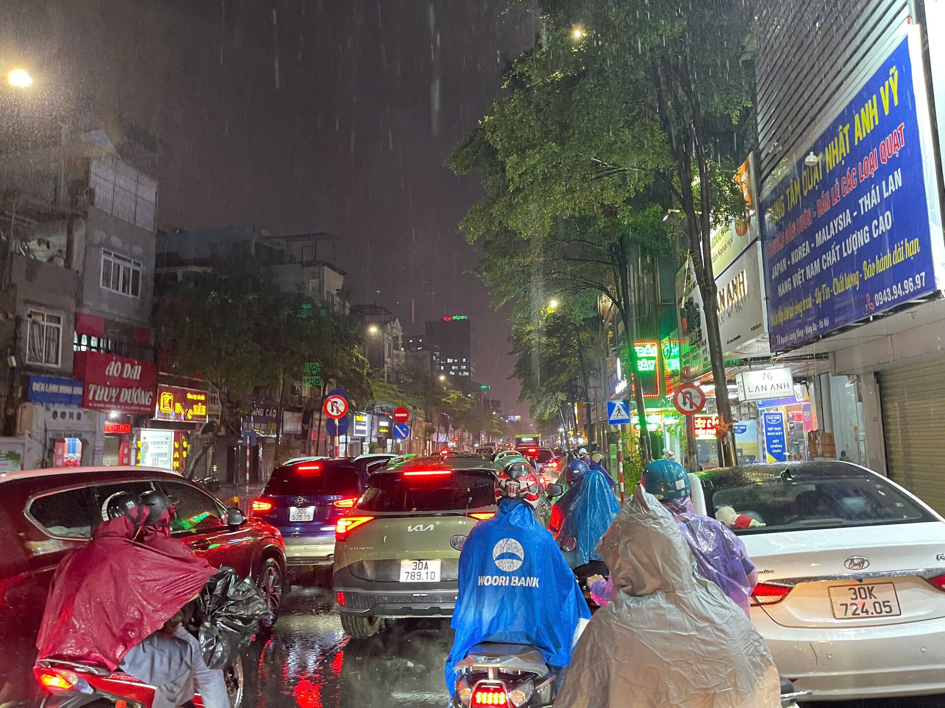 Mưa lớn giờ tan tầm, dân Hà Nội bì bõm tắc lội nước, tắc đường vài km- Ảnh 14.