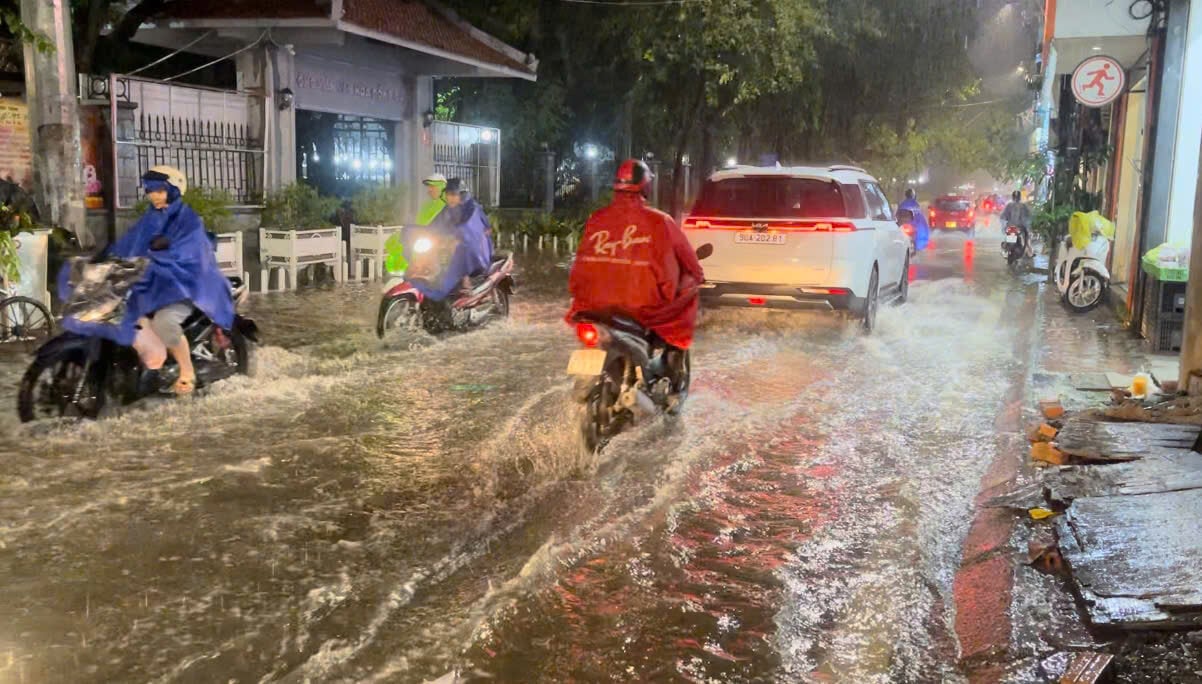 Mưa lớn giờ tan tầm, dân Hà Nội bì bõm tắc lội nước, tắc đường vài km- Ảnh 15.