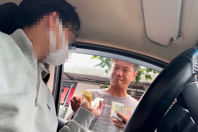 Người thanh niên tiến tới đòi 50.000 đồng phí đỗ xe trên đường Sư Thiện ChiếuẢnh: Anh Vũ Người thanh niên tiến tới đòi 50.000 đồng phí đỗ xe trên đường Sư Thiện ChiếuẢnh: Anh Vũ