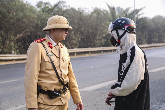 Nhiều tài xế vượt đèn đỏ, đi ngược chiều 'hốt hoảng' khi được CSGT thông báo mức phạt tiền- Ảnh 7.