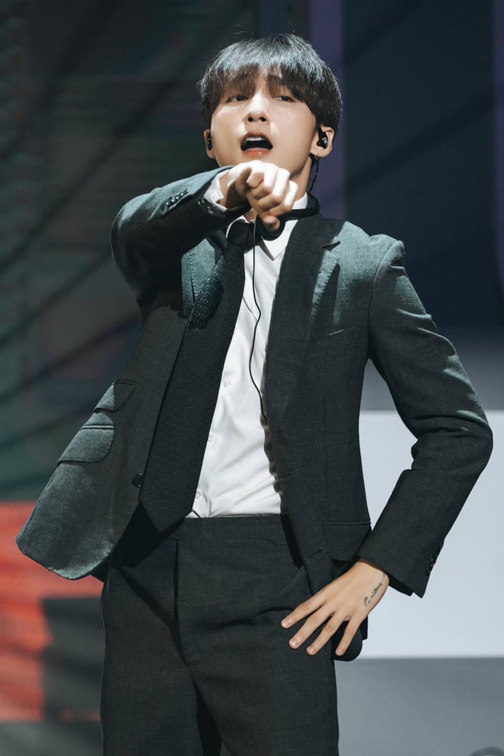 Tranh cãi hành động tặng áo 180 triệu đồng cho fan nữ 'vượt rào' của Sơn Tùng- Ảnh 2.