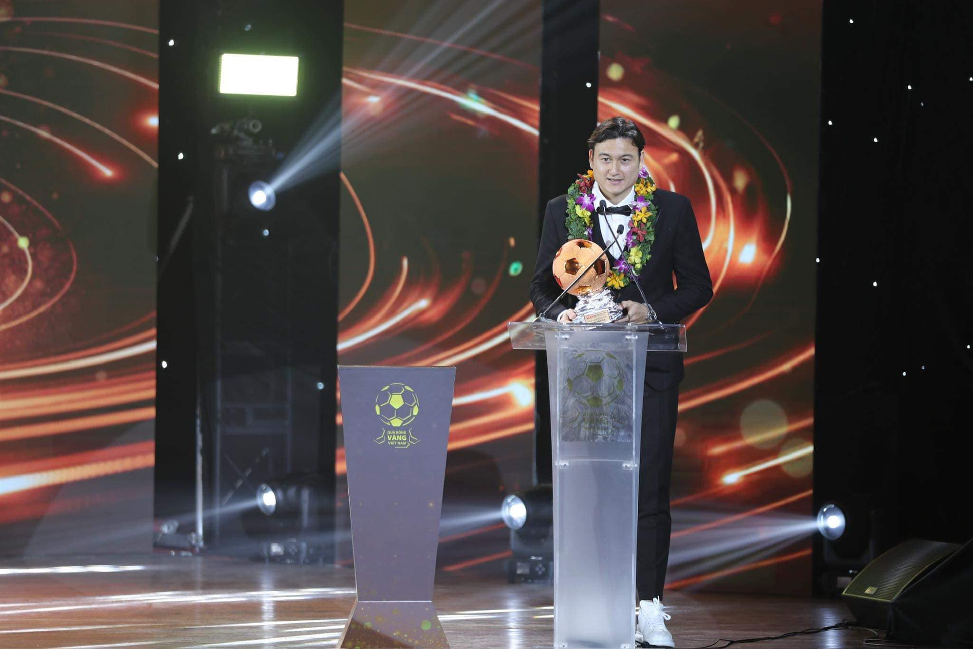 Mê cách thủ môn Lâm Tây tổng kết năm 2024: Có nhà, mua xe, cưới vợ, vợ mang bầu, giành QBĐ Việt Nam- Ảnh 1. Mê cách thủ môn Lâm Tây tổng kết năm 2024: Có nhà, mua xe, cưới vợ, vợ mang bầu, giành QBĐ Việt Nam- Ảnh 1.