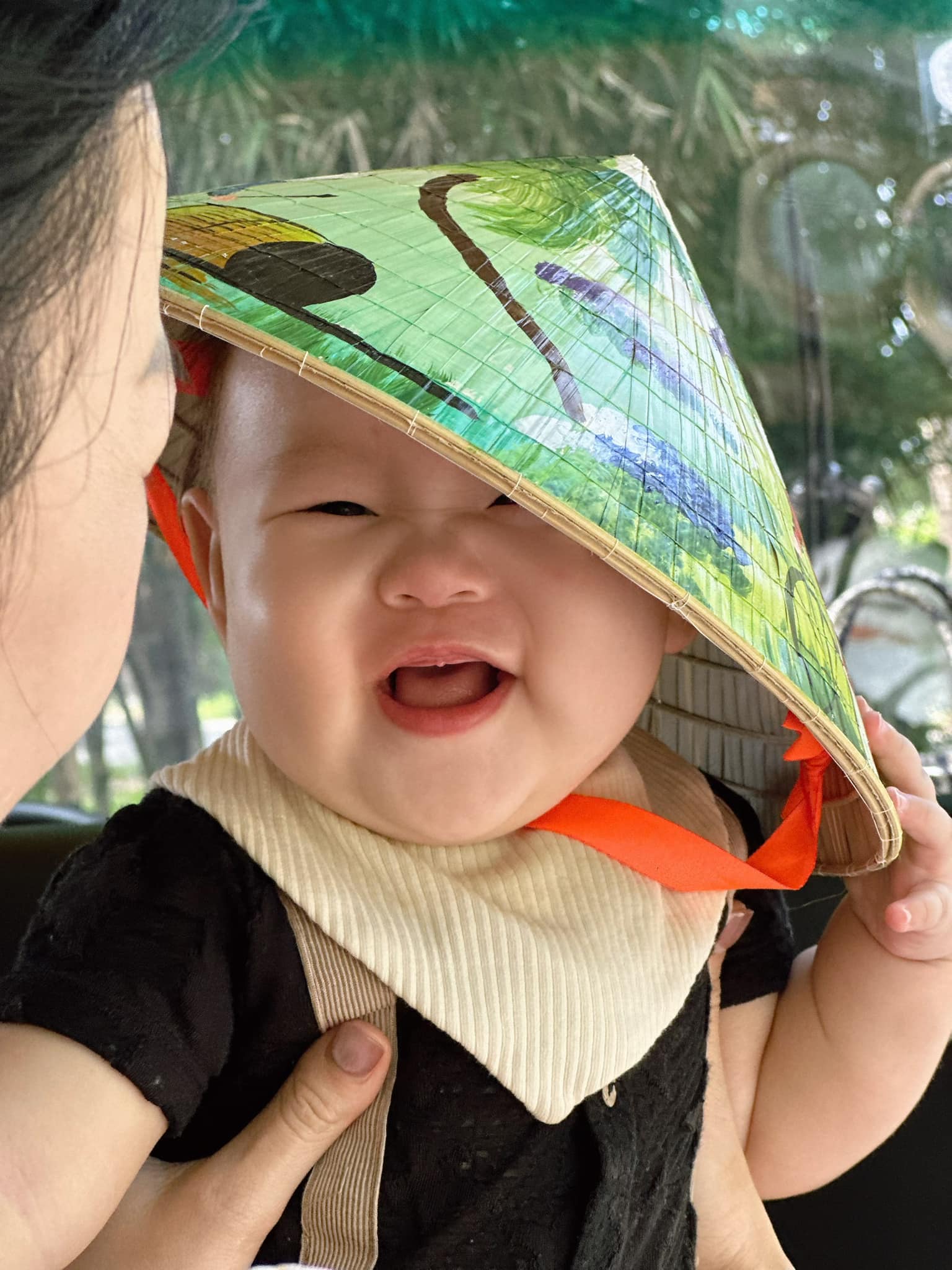 Biểu cảm gây chú ý của quý tử nhà shark Bình - Phương Oanh- Ảnh 1. Biểu cảm gây chú ý của quý tử nhà shark Bình - Phương Oanh- Ảnh 1.