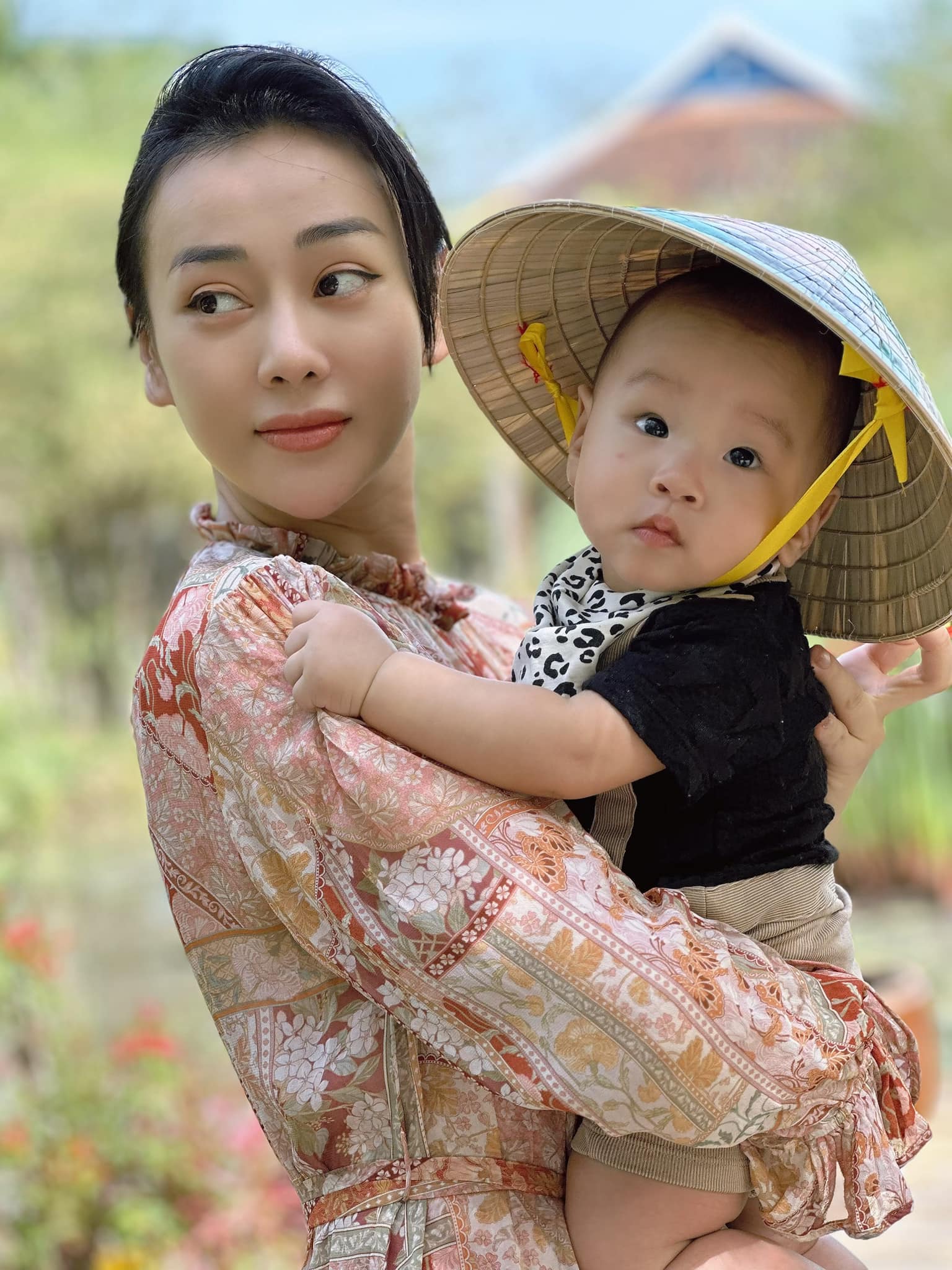 Biểu cảm gây chú ý của quý tử nhà shark Bình - Phương Oanh- Ảnh 2. Biểu cảm gây chú ý của quý tử nhà shark Bình - Phương Oanh- Ảnh 2.