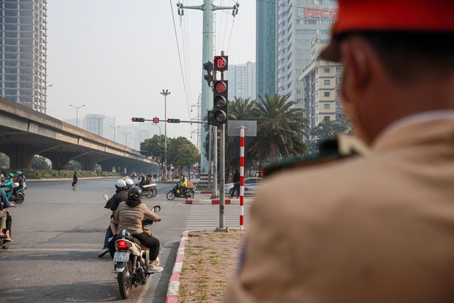 Nhiều tài xế vượt đèn đỏ, đi ngược chiều 'hốt hoảng' khi được CSGT thông báo mức phạt tiền- Ảnh 4.